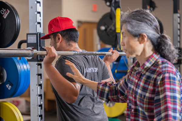 UHV student and professor in UHVs Kinesiology lab