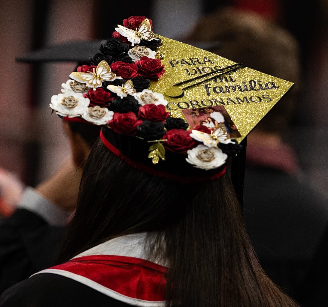 Cap decorated with flowers and gold