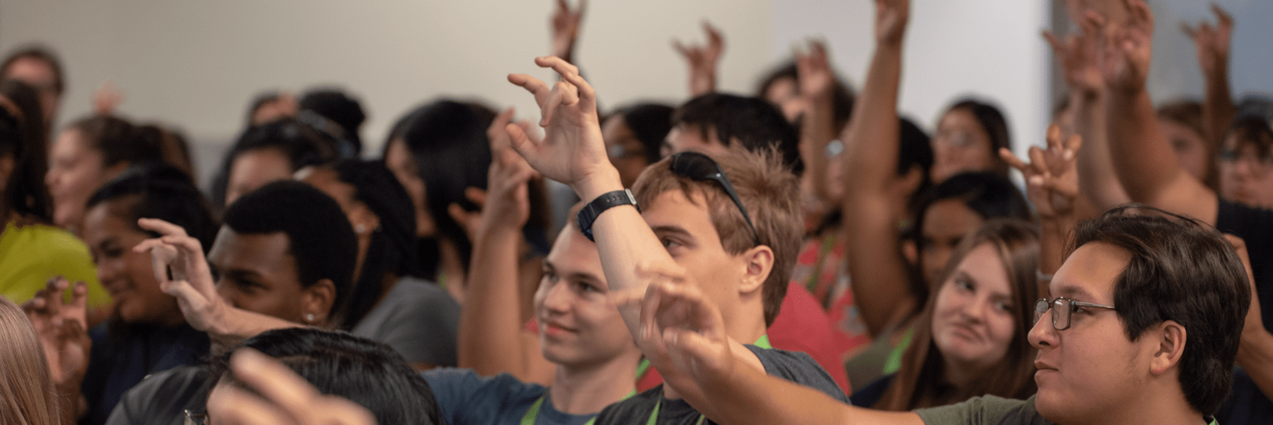 Students with UHV hand sign