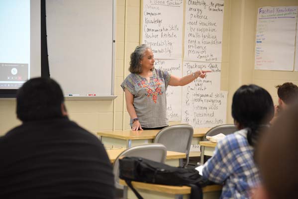 Students in a lecture with Professor Ortiz-Garza